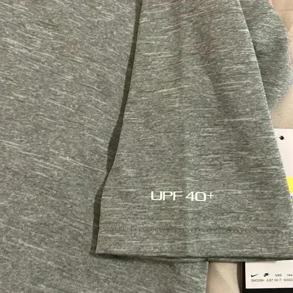 NWT Boys Nike swim shirt size S UPF 40+ - Picture 4 of 5
